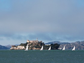 Weiße Segel vor Alcatraz